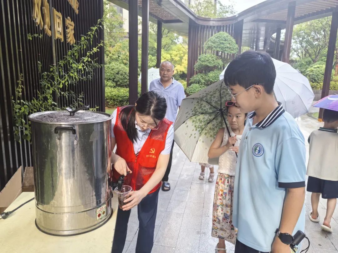 红动绿都：让党旗在社区服务一线高高飘扬