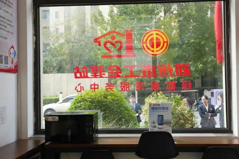 绿都澜湾椿园有个“暖驿站”!户外劳动者都点赞,真相暖到了 绿都澜湾椿园有个“暖驿站”!户外劳动者都点赞,真相暖到了