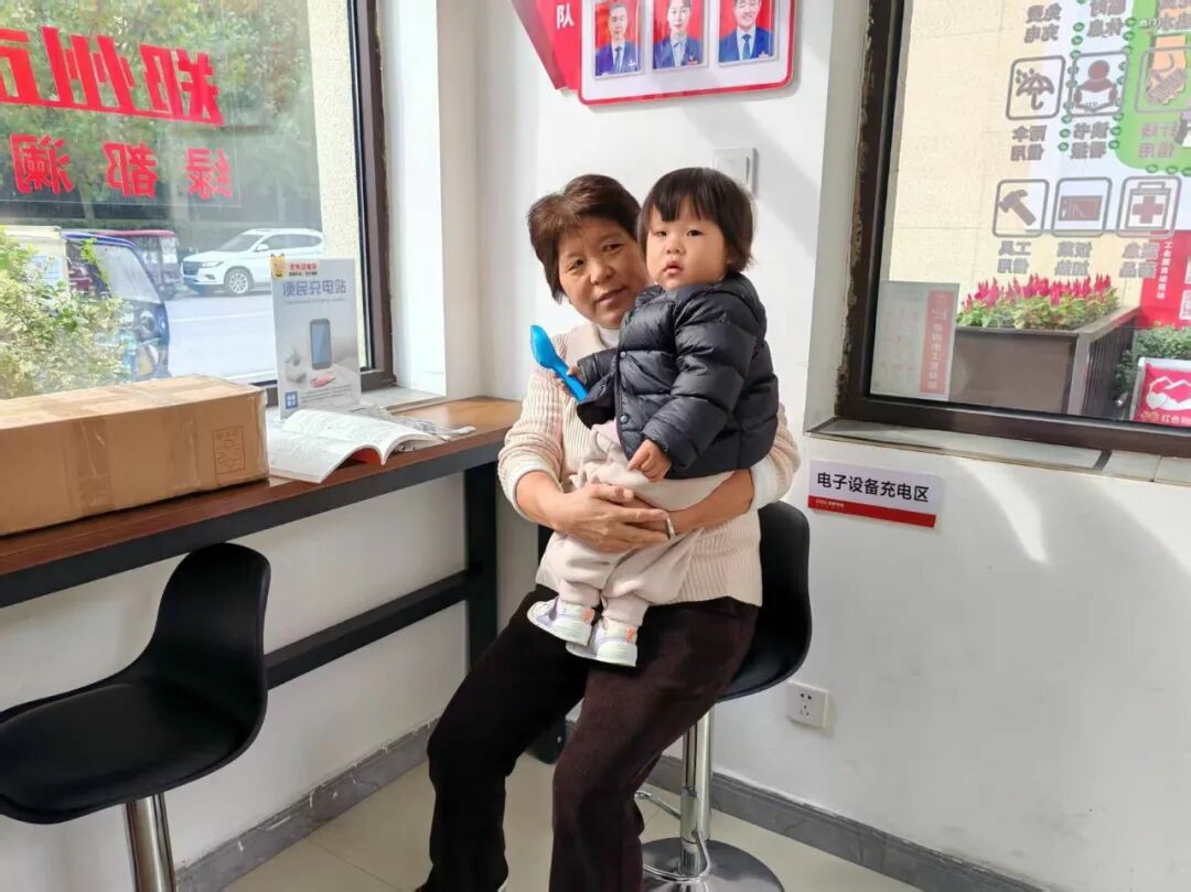 绿都澜湾椿园有个“暖驿站”!户外劳动者都点赞,真相暖到了 绿都澜湾椿园有个“暖驿站”!户外劳动者都点赞,真相暖到了