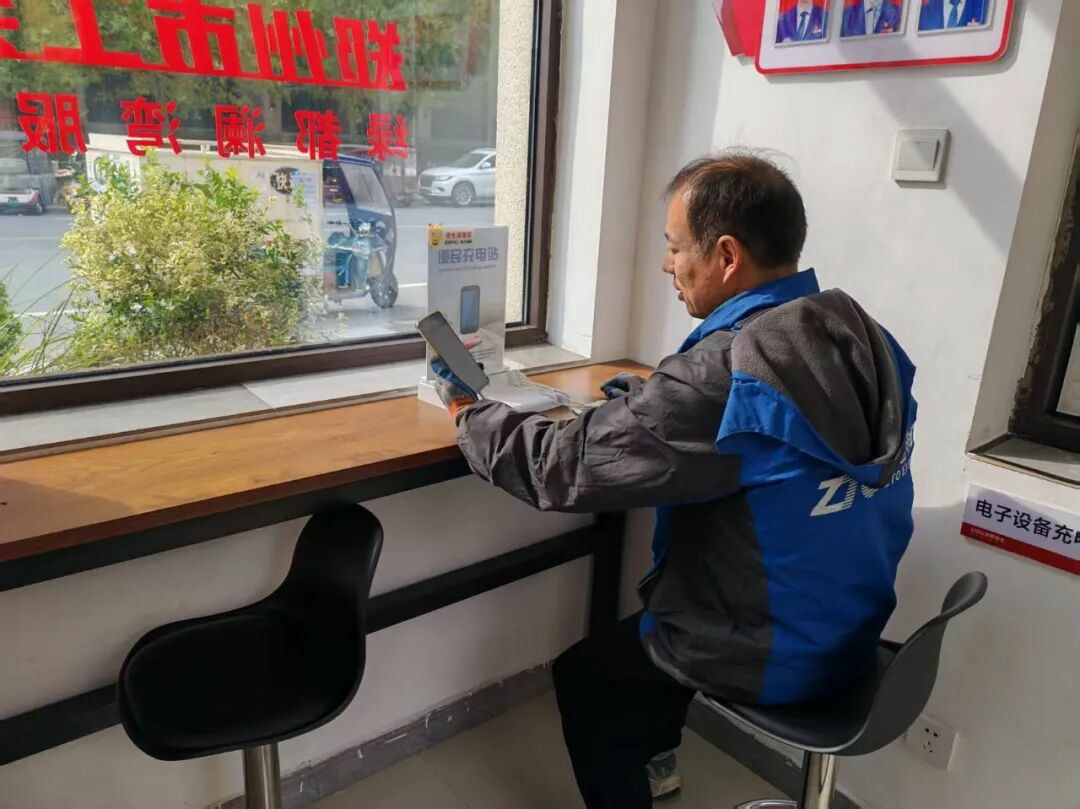 绿都澜湾椿园有个“暖驿站”!户外劳动者都点赞,真相暖到了 绿都澜湾椿园有个“暖驿站”!户外劳动者都点赞,真相暖到了