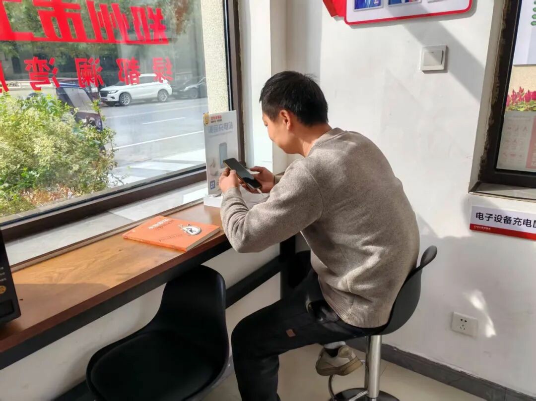 绿都澜湾椿园有个“暖驿站”!户外劳动者都点赞,真相暖到了 绿都澜湾椿园有个“暖驿站”!户外劳动者都点赞,真相暖到了