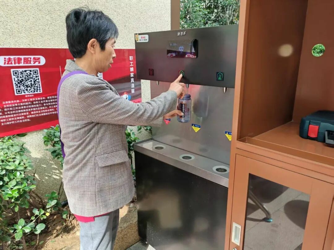 绿都澜湾椿园有个“暖驿站”!户外劳动者都点赞,真相暖到了 绿都澜湾椿园有个“暖驿站”!户外劳动者都点赞,真相暖到了