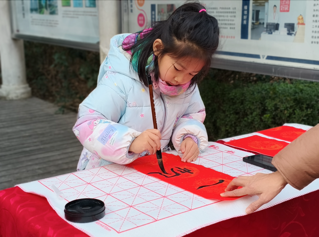 一盏灯亮起，满园糖甜开