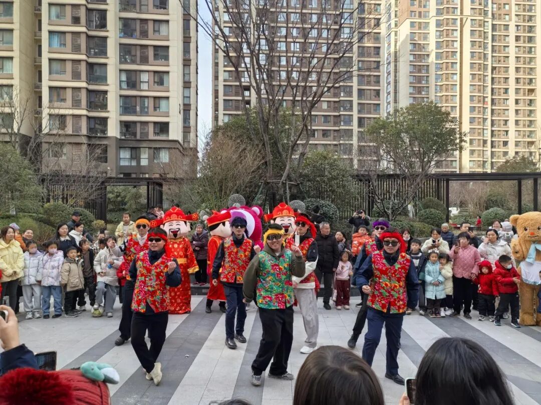 一盏灯亮起，满园糖甜开