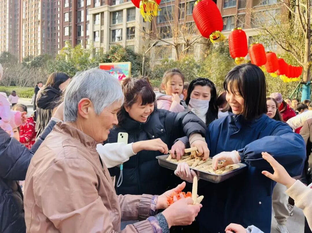 一盏灯亮起，满园糖甜开