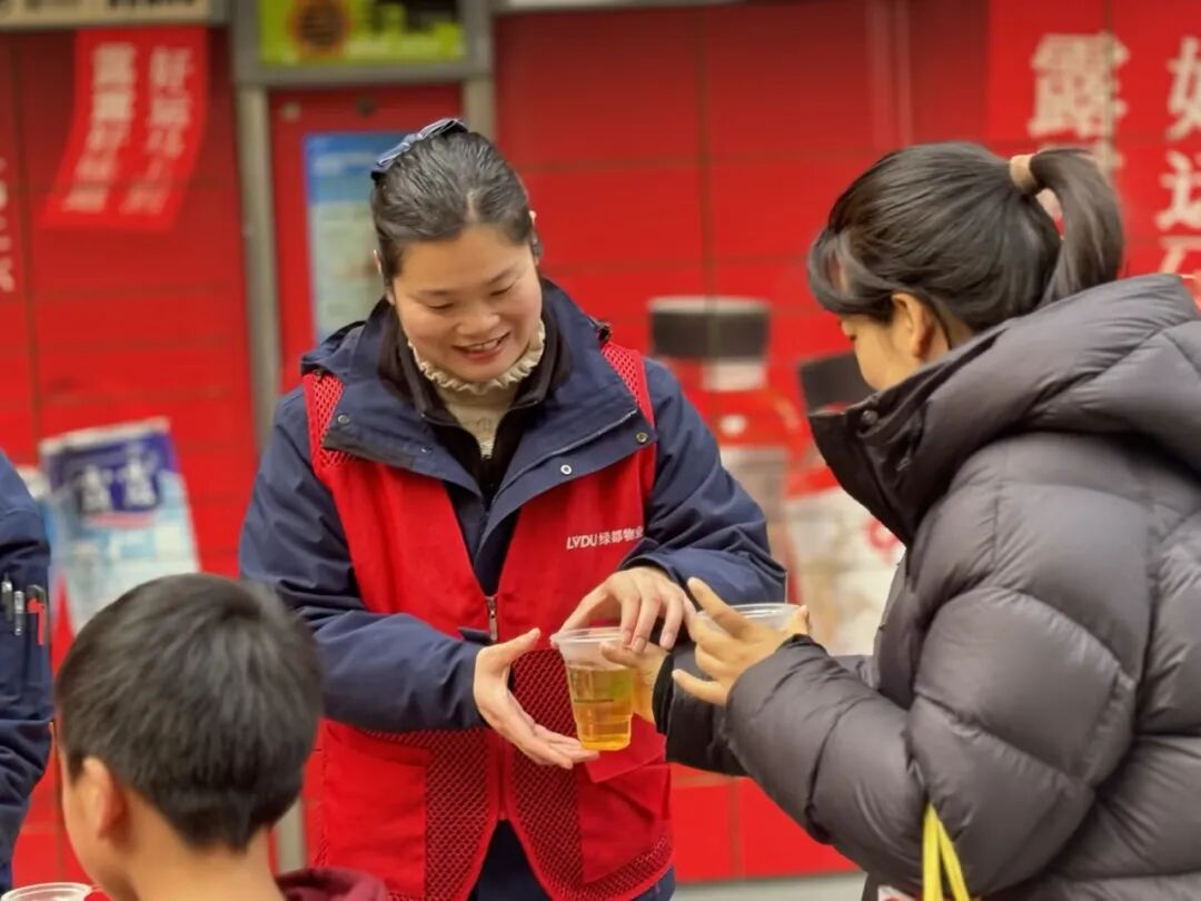 一盏灯亮起，满园糖甜开