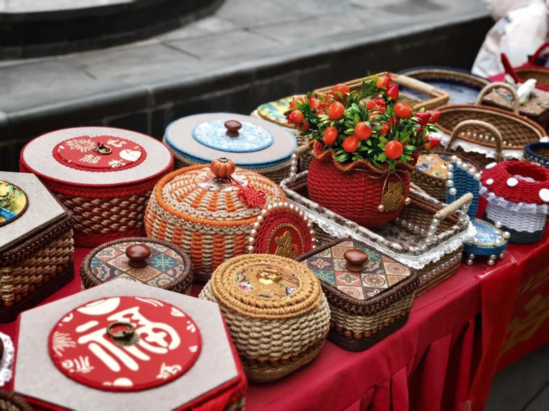 一盏灯亮起，满园糖甜开